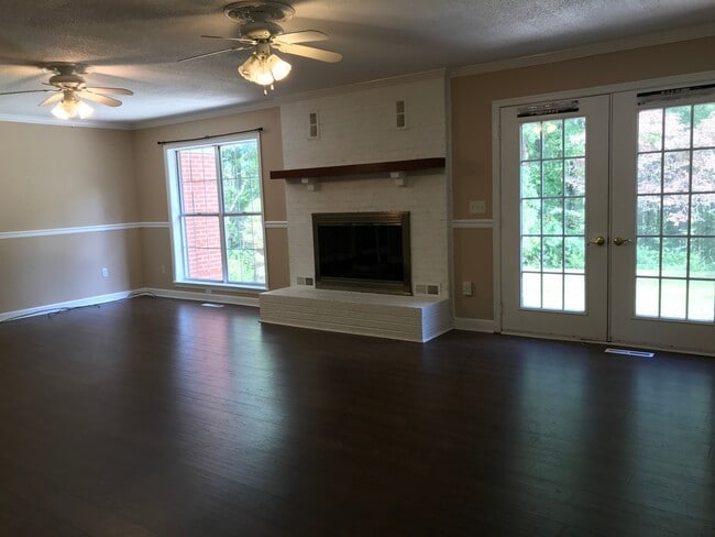 Building Photo - Amazing 4 Bedroom, 3 Bath Home With 2 Kitc...