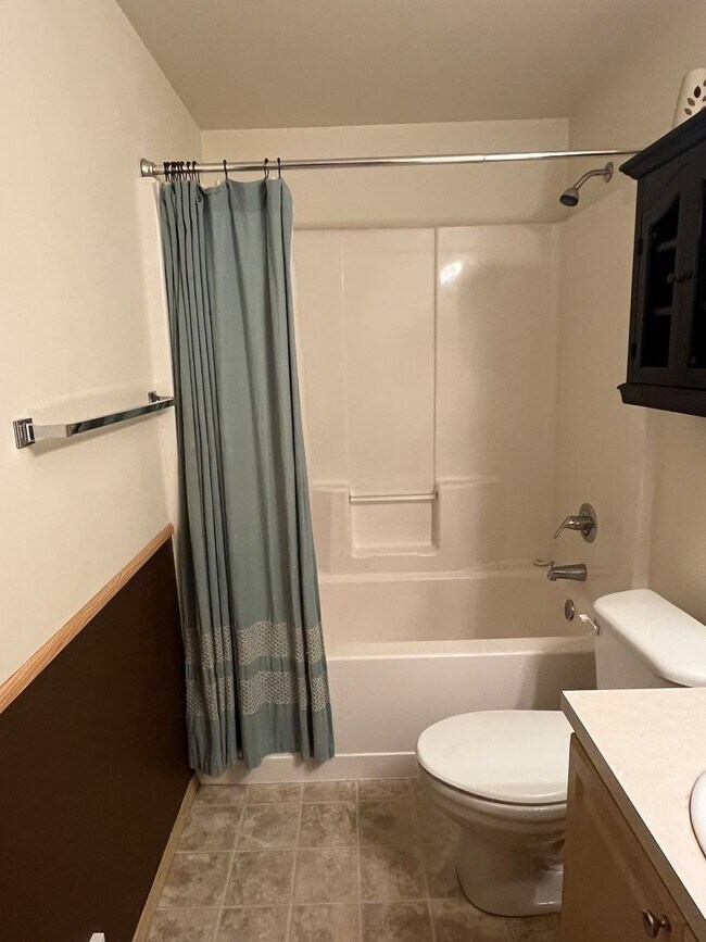 Building Photo - Large 3 bed/2 bath single family home