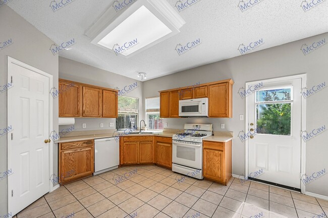 Building Photo - Spacious 4/2.5 Home in Fort Worth!