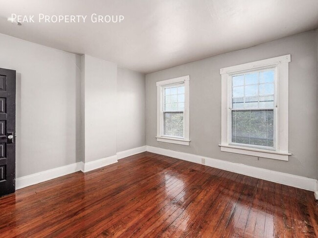 Building Photo - 1502 Summit St