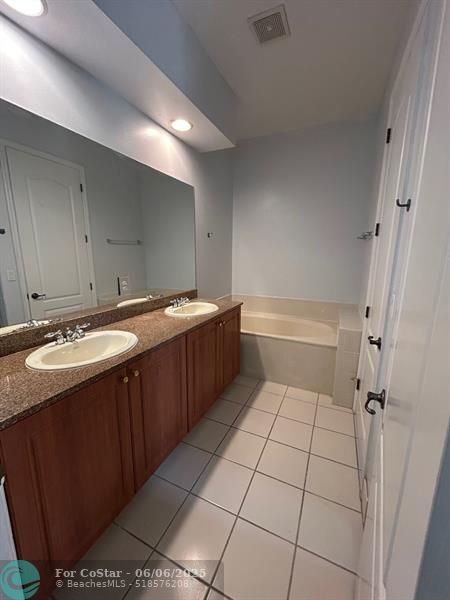 Building Photo - 8713 Buckskin Manor