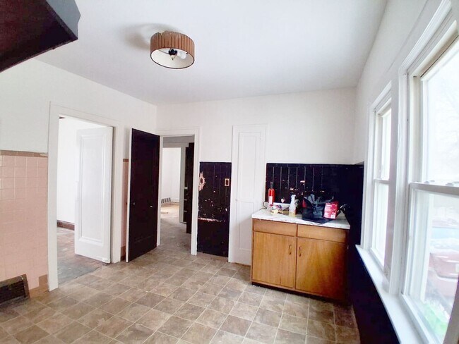 Building Photo - 4 BED 1 BATH BEAUTIFUL SINGLE FAMILY HOME