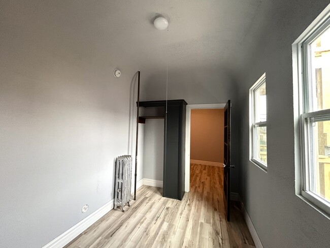 Building Photo - 6423 S Maplewood Ave