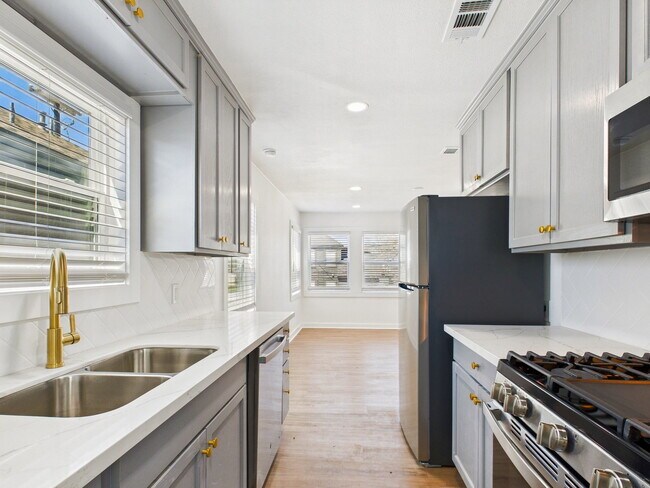 Building Photo - 607 Foch St