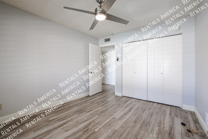 Building Photo - 10534 E Mercer Ln