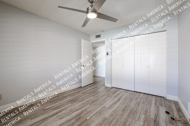 Building Photo - 10534 E Mercer Ln