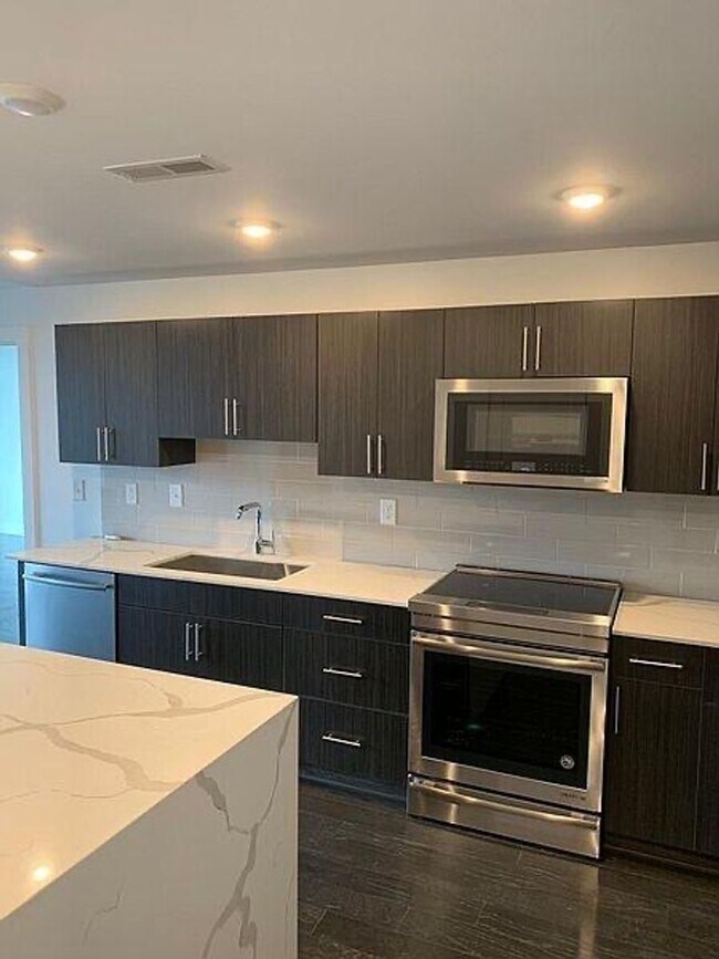 Building Photo - Sleek 2 bed 2 bath West End condo!