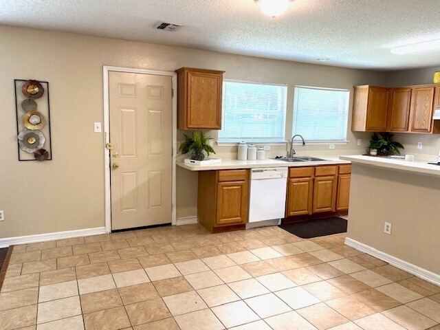 Building Photo - Huge home features 4 bedrooms & 2.5 baths for Rent!