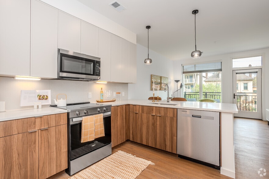 1BR, 1BA - 983 SF - Kitchen - Park Monroe