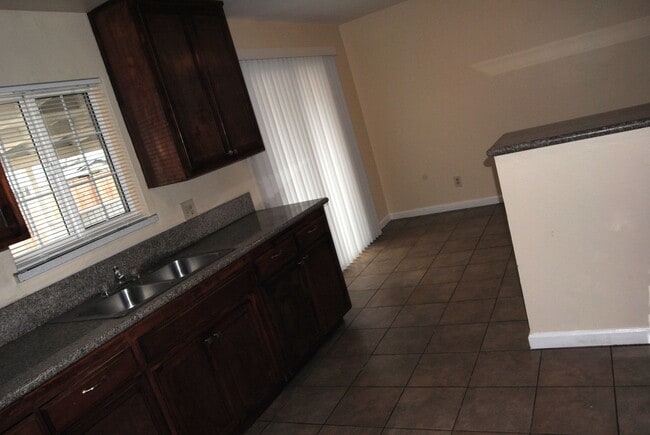 Building Photo - 520 Delfino Ln