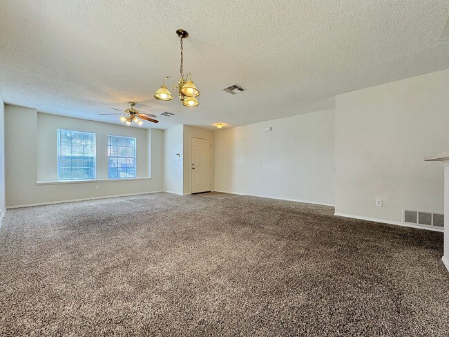 Building Photo - East El Paso 3 bed/2 Bath