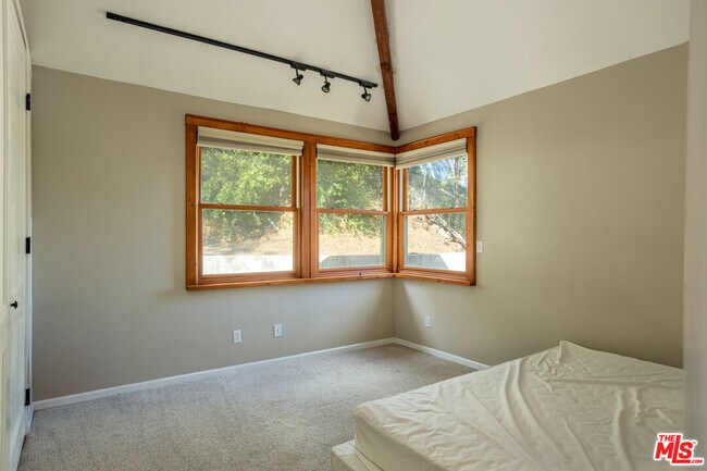 Building Photo - 19439 Oxnard St