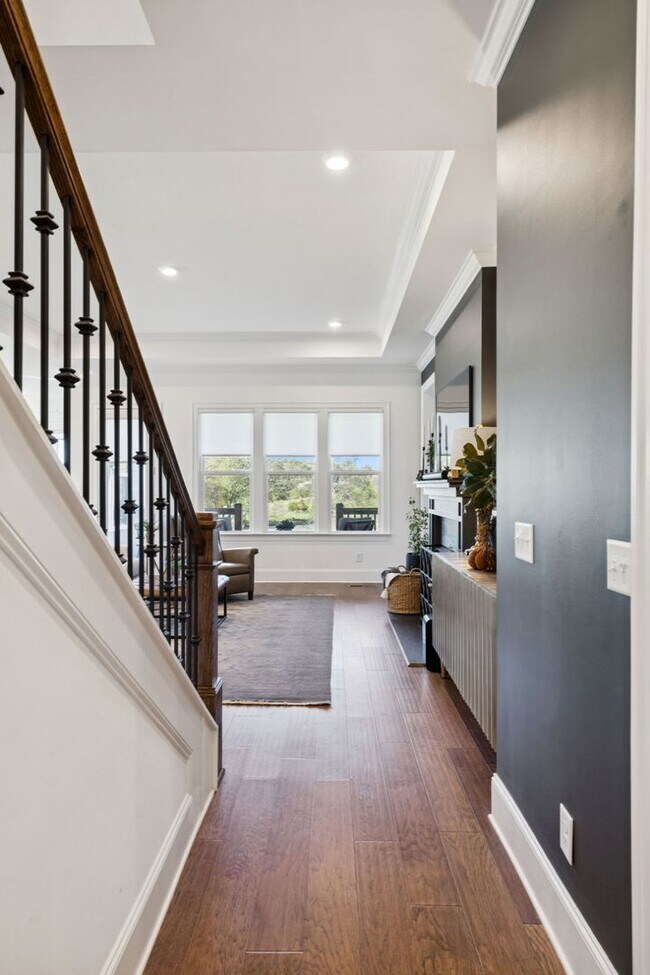 Building Photo - Luxurious living space *Fully furnished an...