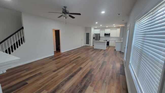 Building Photo - The 5 Bedroom You've Been Looking For!!