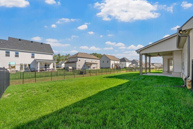 Building Photo - Pet Friendly Four Bedroom with Bonus!