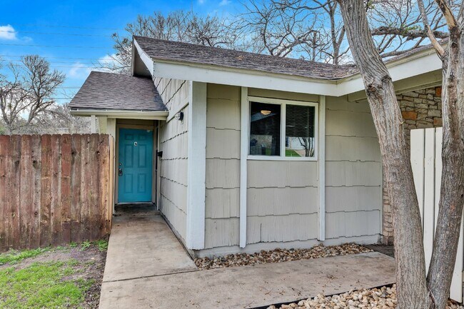 Building Photo - "Charming 2 Bed Apartment in Austin, TX wi...