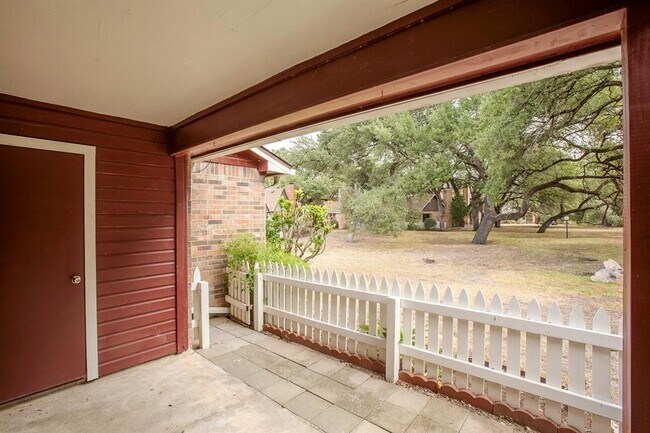 Building Photo - 1601 Faro Dr