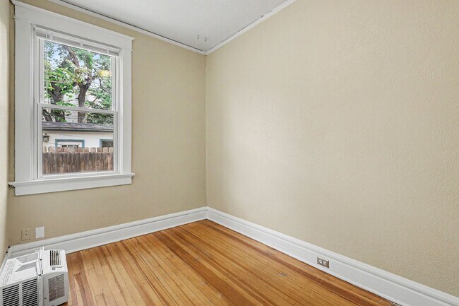 Building Photo - Charming Whittier Rowhome Near Larimer Street