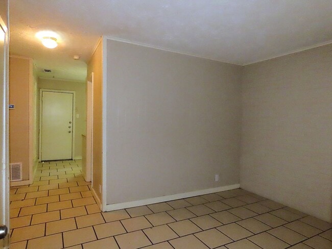 Building Photo - Cozy Two Bedroom One Bathroom Apartment, Texas College Area!