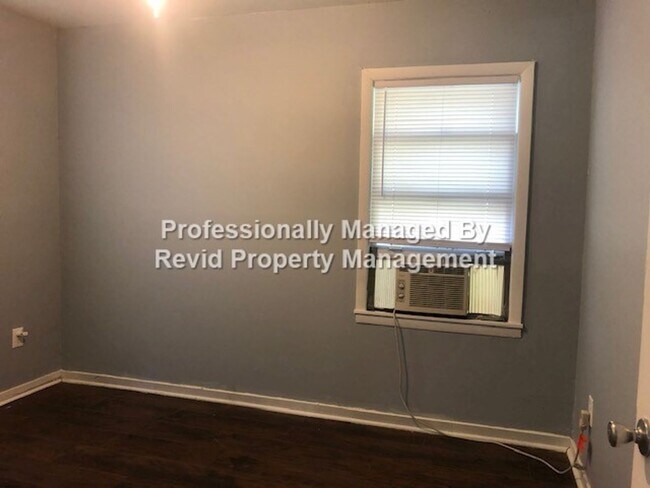 Building Photo - Large 3 bedroom home!