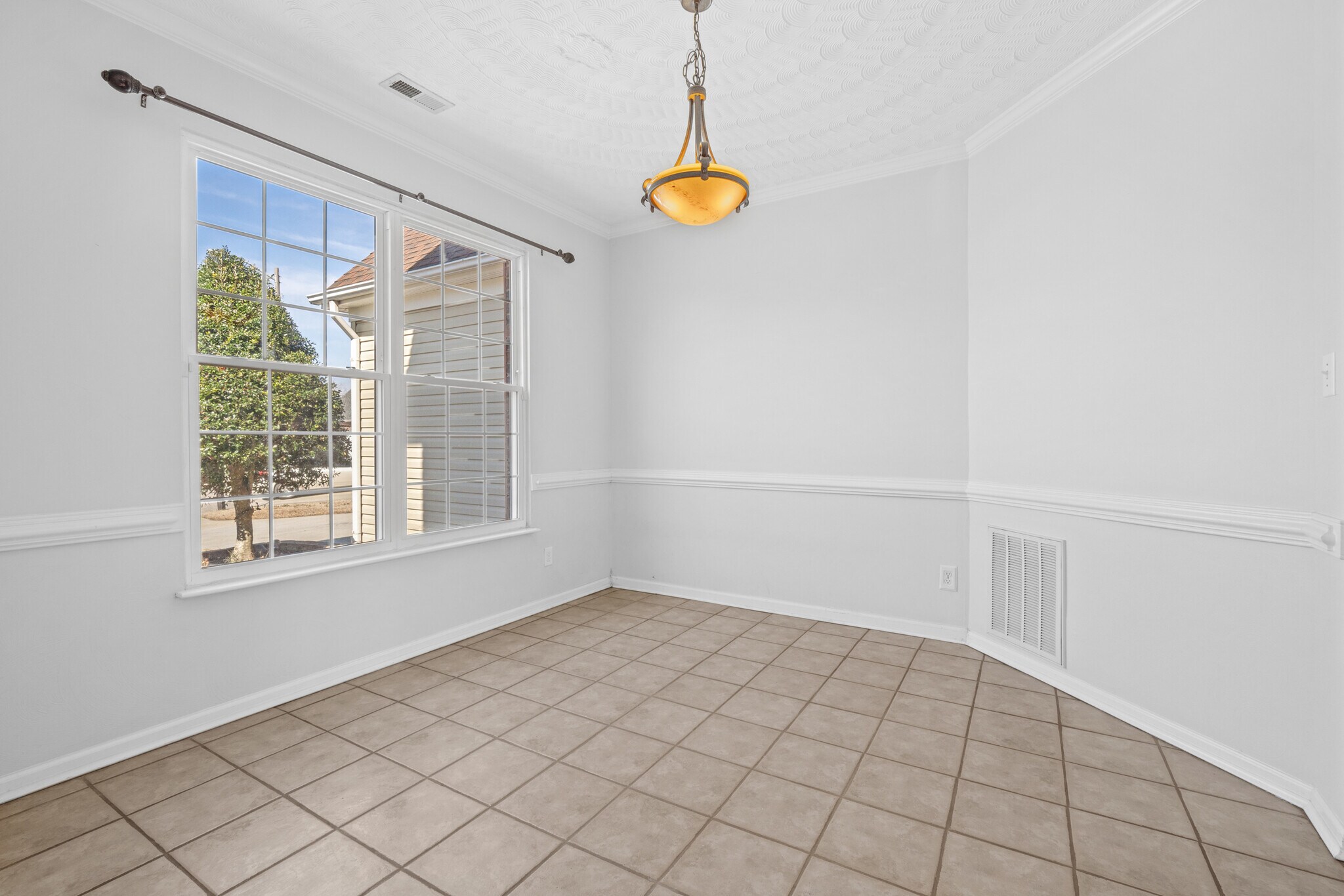 Building Photo - 305 Hidden Falls Ct
