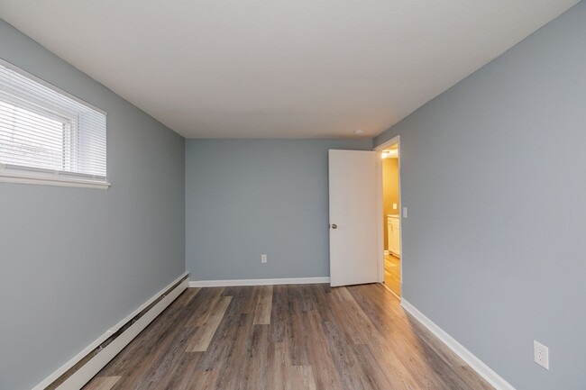 Building Photo - 3rd floor completely renovated and new owners