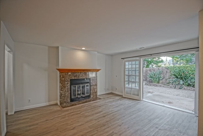 Building Photo - Newly Updated, Detached Rear Townhome w/ S...