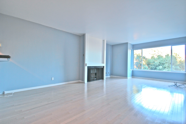 Building Photo - 1 Bed / 1 Bath pet friendly condo with par...