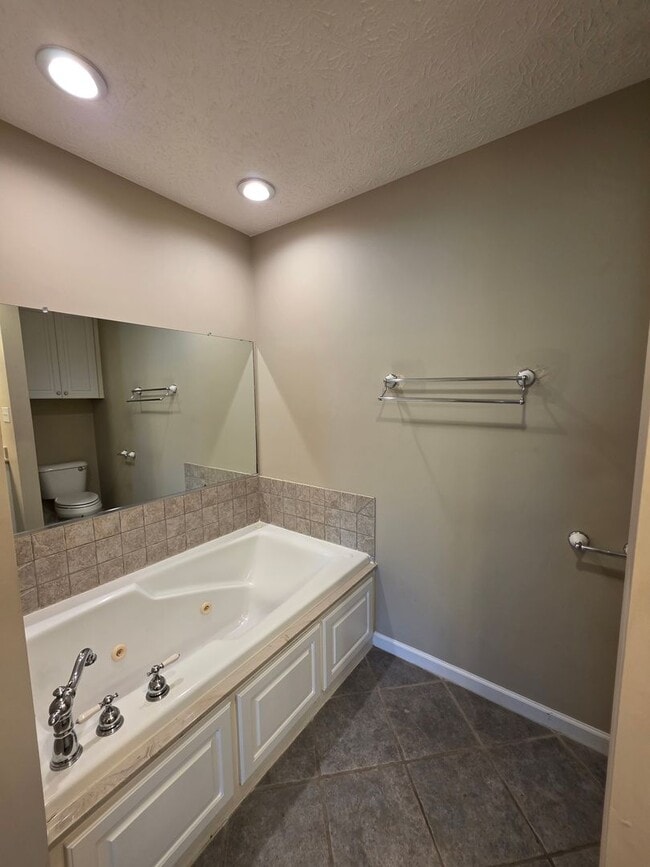 Building Photo - 345 Farina Dr