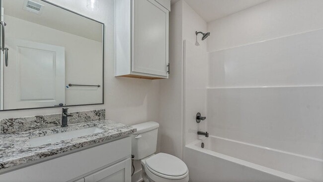 Building Photo - "Charming 3-Bedroom Retreat with Granite Finishes & Cozy Fireplace in Farmington!"