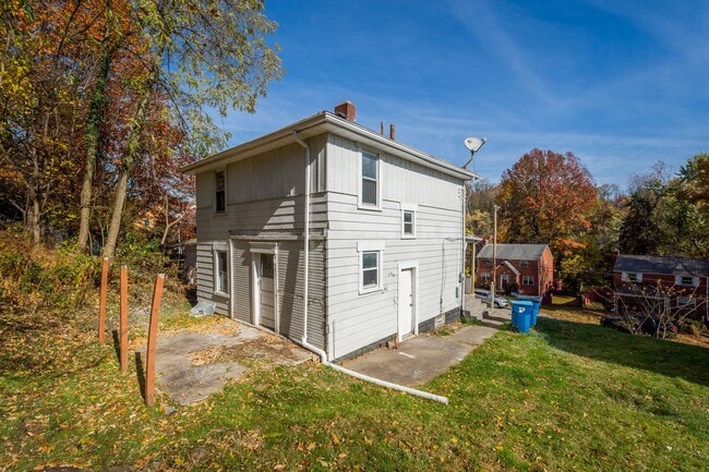 Building Photo - OPEN HOUSE THIS TUESDAY 10/7 AT 6PM! MOVE ...