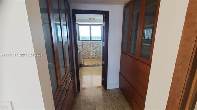 Building Photo - 1000 Venetian Way