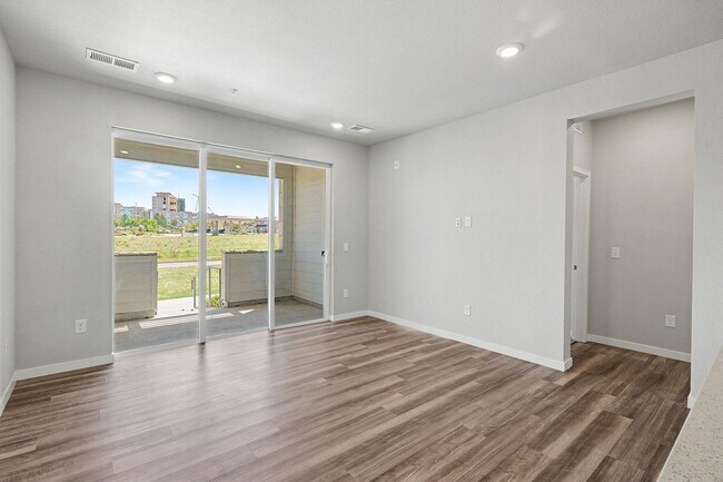 Building Photo - Updated 2 Bed / 2 Bath Corner Condo in Parker – Ground Level Convenience!
