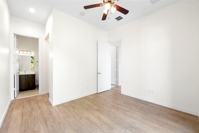 Building Photo - 1432 SW 4th Ave