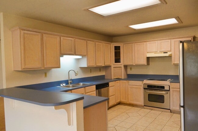 Building Photo - Country setting... on 2.69 acres!