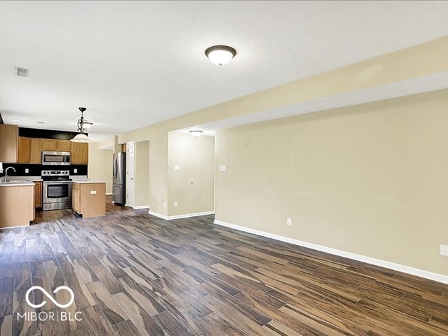 Building Photo - 7133 Silver Lake Dr