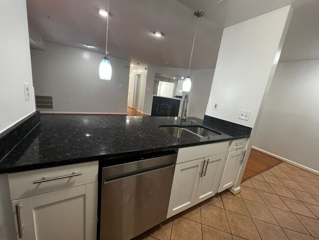 Building Photo - Beautiful 2 BR/2 BA Condo in Oxon Hill!