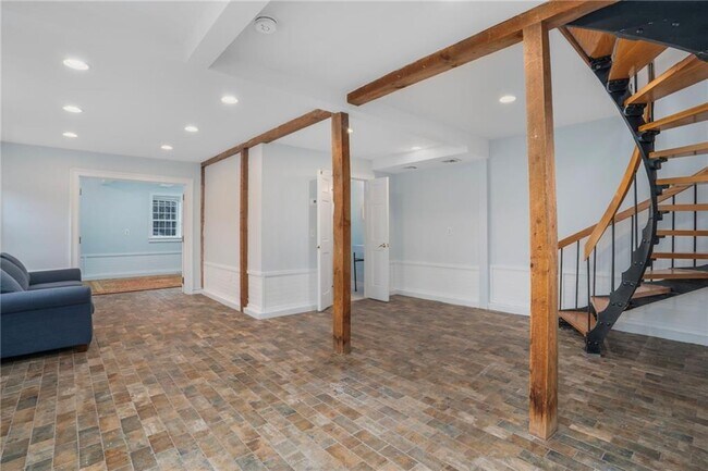 Building Photo - 31 Bridge St