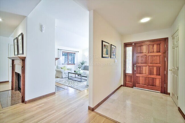Building Photo - Luxurious 4 bed / 3.5 bath / 3,276 sqft Ho...