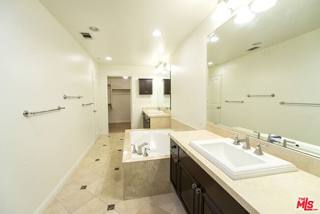 Building Photo - 5625 Crescent Park W