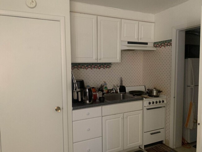 Building Photo - One Bedroom Apartment at Arlington Court