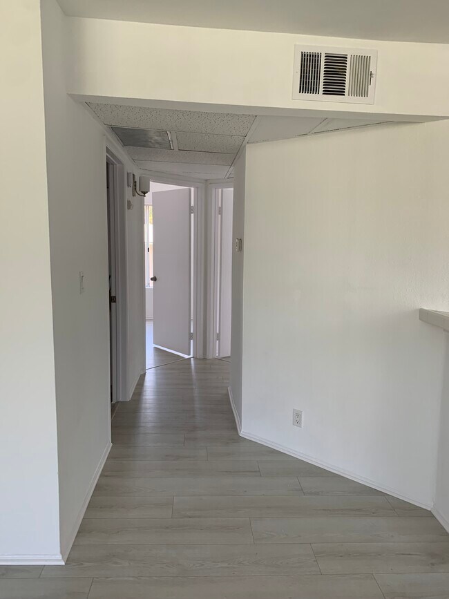 Building Photo - 2218 N Beachwood Dr