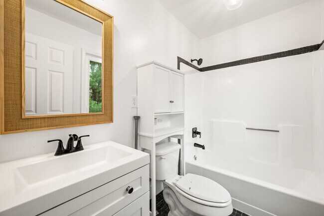 Building Photo - 302 Pinebrooke Cir