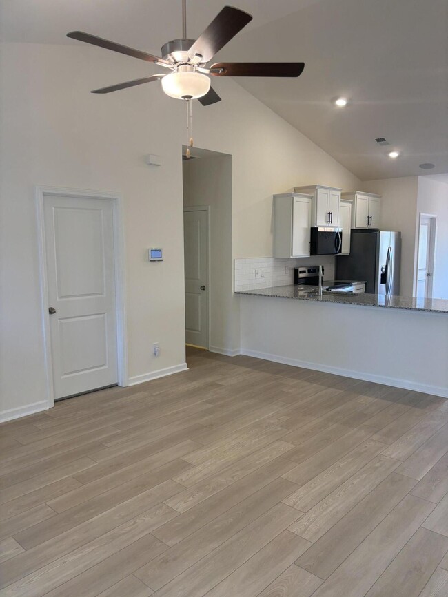 Building Photo - 370 Acorn St