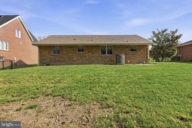 Building Photo - 638 Westwood Dr