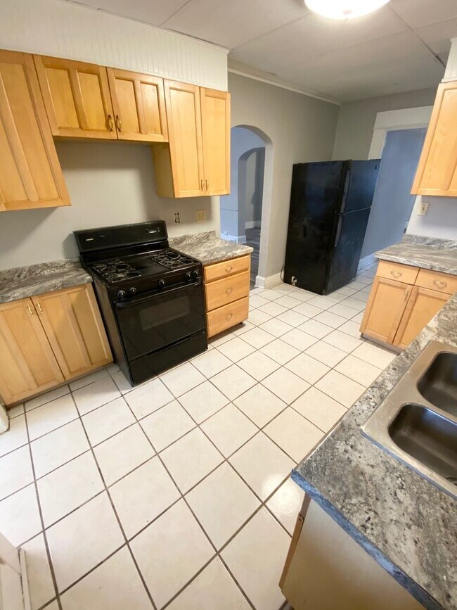 Building Photo - Newly Renovated 4 Bedroom, 1.5 Bathroom in...