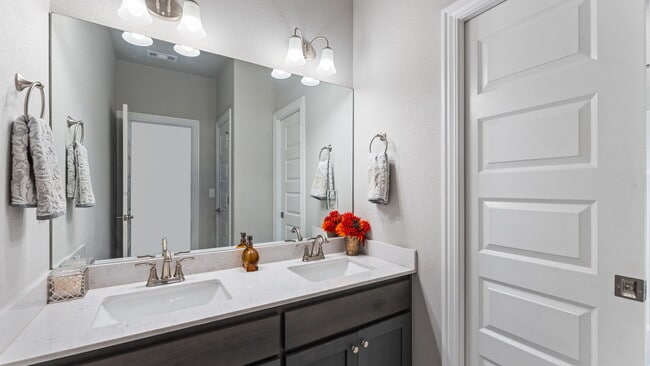 Building Photo - Spacious 4-Bedroom Gem