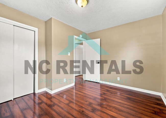 Building Photo - 1800 Woodmere Dr