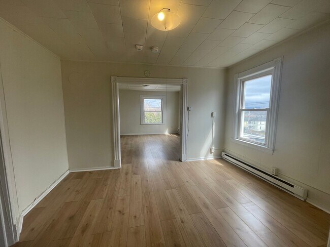 Building Photo - Clean & Updated 1BR Close to Downtown – $1200 Available Now