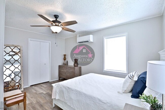 Building Photo - 3 Bedroom With Fresh Updates!